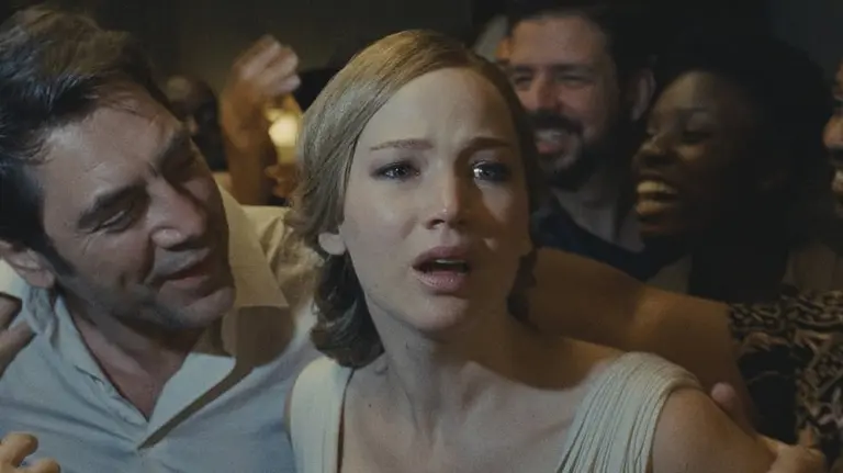 Jarvier Bardem y Jennifer Lawrence cuando todo empieza a explotar