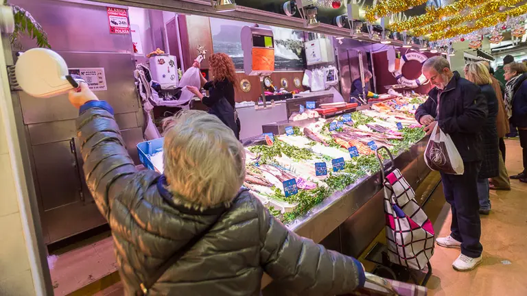 El alcalde de Pamplona, Joseba Asirón, visita el Mercado del II Ensanche, que acometerá el próximo año una reforma de sus instalaciones (13). IÑIGO ALZUGARAY