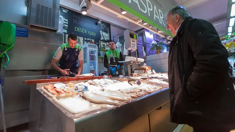 El alcalde de Pamplona, Joseba Asirón, visita el Mercado del II Ensanche, que acometerá el próximo año una reforma de sus instalaciones (16). IÑIGO ALZUGARAY