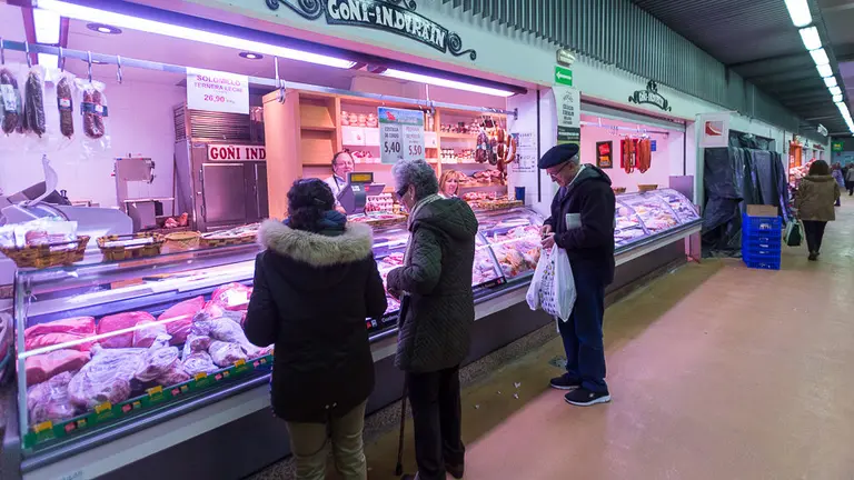 El alcalde de Pamplona, Joseba Asirón, visita el Mercado del II Ensanche, que acometerá el próximo año una reforma de sus instalaciones (18). IÑIGO ALZUGARAY