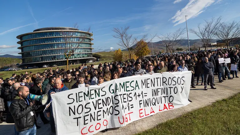 La plantilla de Siemens-Gamesa se concentra Sarriguren para denunciar el ERE de extinción y los despidos previstos (13). IÑIGO ALZUGARAY