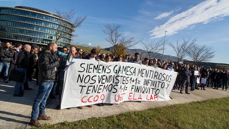 La plantilla de Siemens-Gamesa se concentra Sarriguren para denunciar el ERE de extinción y los despidos previstos (14). IÑIGO ALZUGARAY