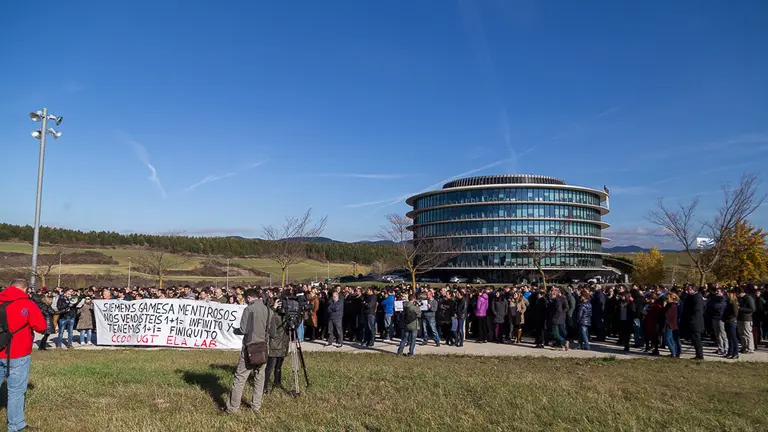 La plantilla de Siemens-Gamesa se concentra Sarriguren para denunciar el ERE de extinción y los despidos previstos (15). IÑIGO ALZUGARAY