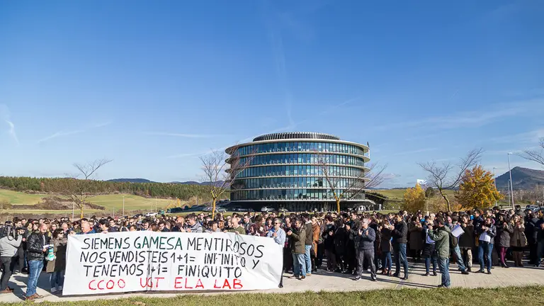 La plantilla de Siemens-Gamesa se concentra Sarriguren para denunciar el ERE de extinción y los despidos previstos (17). IÑIGO ALZUGARAY