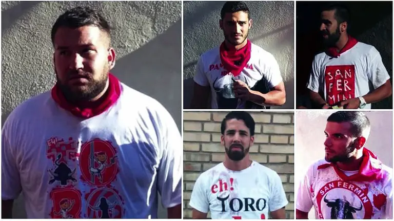 Los cinco acusados por la supuesta violación de San Fermín cuando fueron detenidos  en Pamplona. De izquierda a derecha José Angel Prenda, Alfonso Jesús Cabezuelo, Jesús Escudero, Antonio Manuel Escudero y Angel Boza.