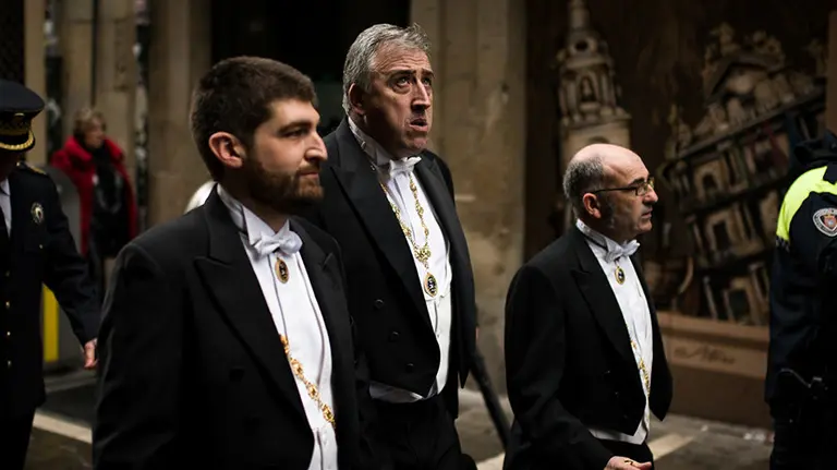 El alcalde Joseba Asirón, junto a Aritz Romeo y Joxe Abaurrea, en la procesión de San Saturnino. MIGUEL OSÉS