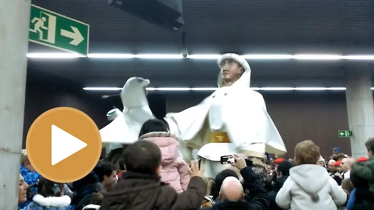 La despedida de los gigantes de Pamplona tras la procesión de San Saturnino NAVARRACOM 1