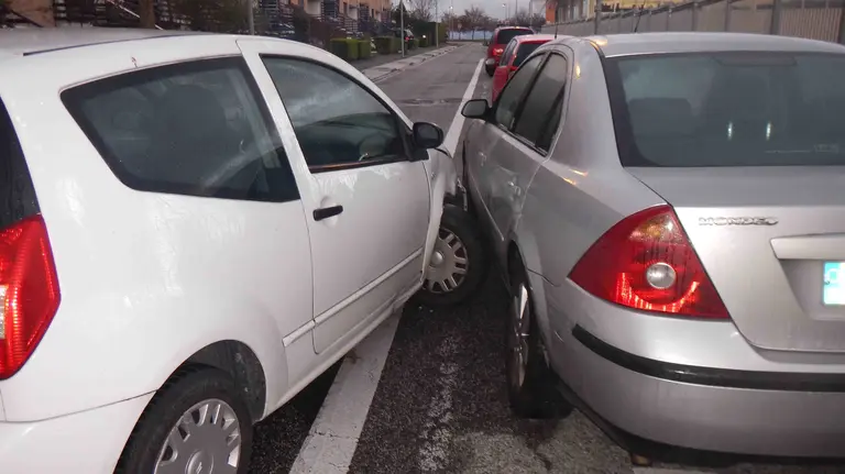 Choque contra un vehículo estacionado en la calle Concejo de Gorraiz POLICÍA MUNICIPAL DE PAMPLONA