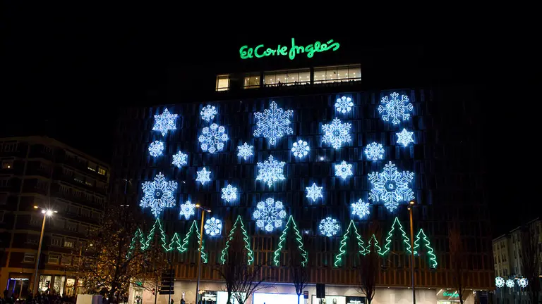 Encendido luces de Navidad en El Corte Inglés con espectáculo de fuegos artificiales. PABLO LASAOSA01