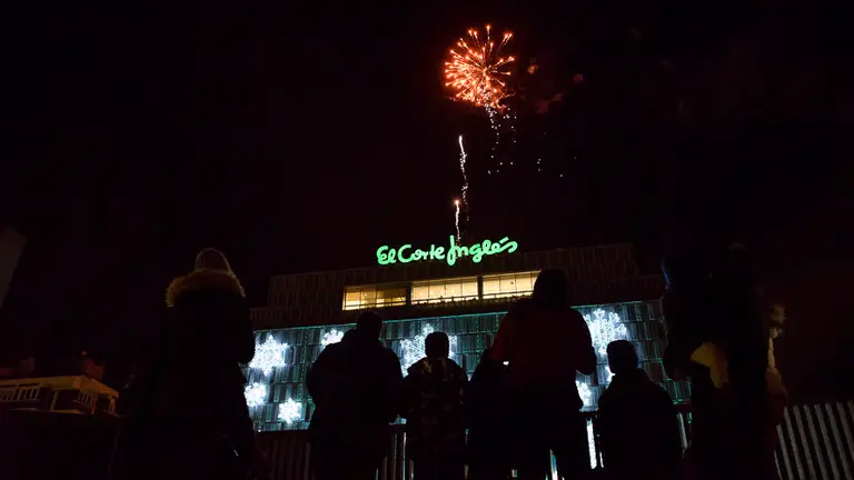 Encendido luces de Navidad en El Corte Inglés con espectáculo de fuegos artificiales. PABLO LASAOSA05
