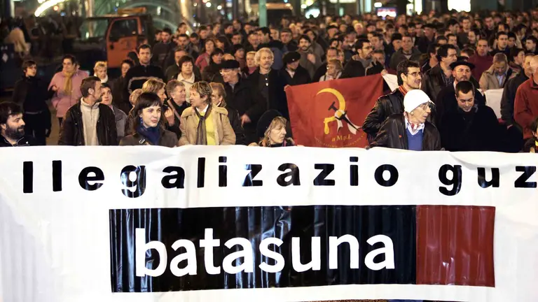BIL09. Bilbao, 20/01/06.- Cabecera de la manifestación, organizada por el colectivo "Bilboko Ezker Abertzalea" en apoyo de la ilegalizada Batasuna, que ha concetrado esta tarde en Bilbao alrededor de un millar de personas . EFE/José Simal