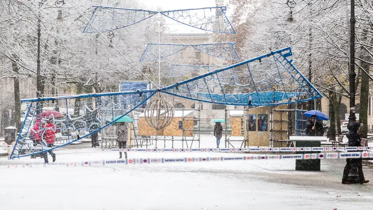 Iluminación navideña caída en el Paseo Sarasate de Pamplona (08). IÑIGO ALZUGARAY