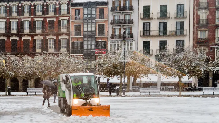 Vehículo quitanieves en la Plaza del Castillo de Pamplona (01). IÑIGO ALZUGARAY