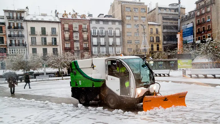Vehículo quitanieves en la Plaza del Castillo de Pamplona (02). IÑIGO ALZUGARAY