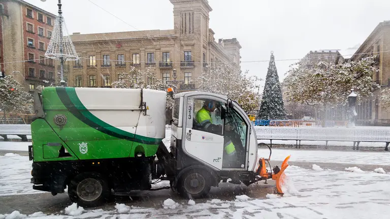 Vehículo quitanieves en la Plaza del Castillo de Pamplona (04). IÑIGO ALZUGARAY