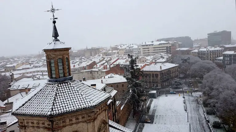 Vista de Pamplona nevada desde las alturas de la iglesia de San Lorenzo