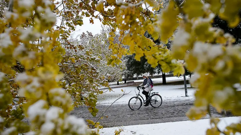 _Pamplona amanece bajo un manto de nieve. PABLO LASAOSA05