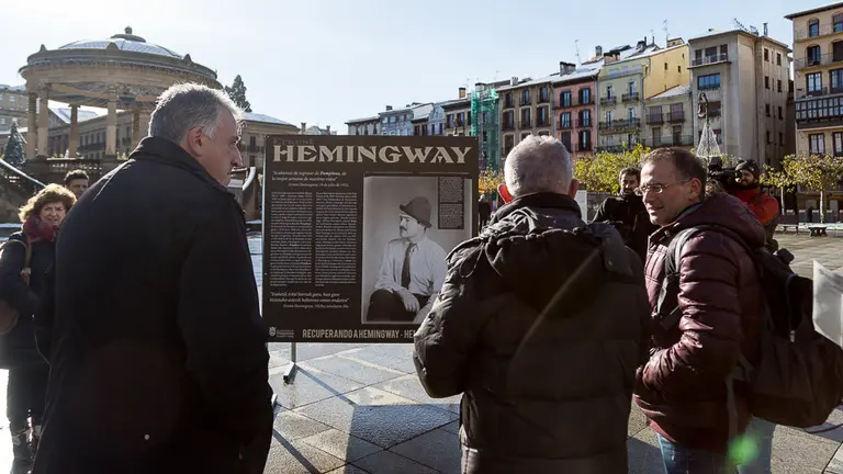 Apertura de la exposición Pamplona-Hemingway, el reto de la Cultura, en la Plaza del Castillo con la presencia de Asirón. IÑIGO ALZUGARAY (10)