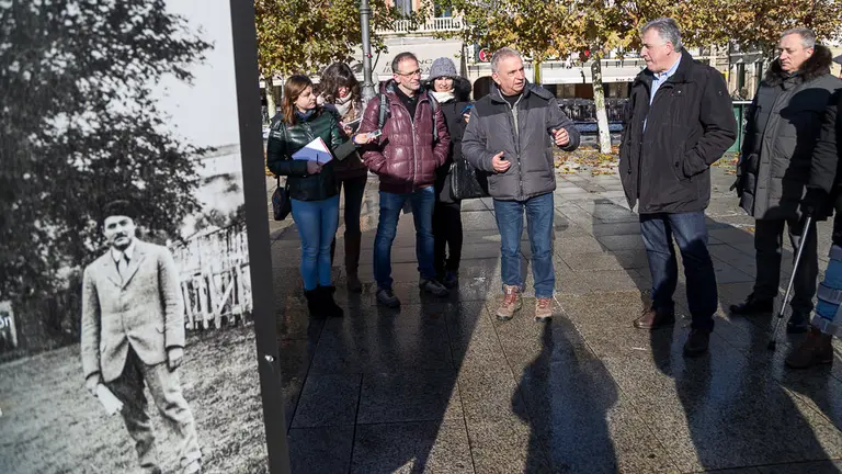 Apertura de la exposición Pamplona-Hemingway, el reto de la Cultura, en la Plaza del Castillo con la presencia de Asirón. IÑIGO ALZUGARAY (12)