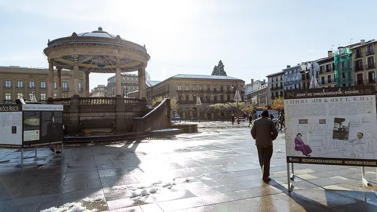 Apertura de la exposición Pamplona-Hemingway, el reto de la Cultura, en la Plaza del Castillo con la presencia de Asirón. IÑIGO ALZUGARAY (14)