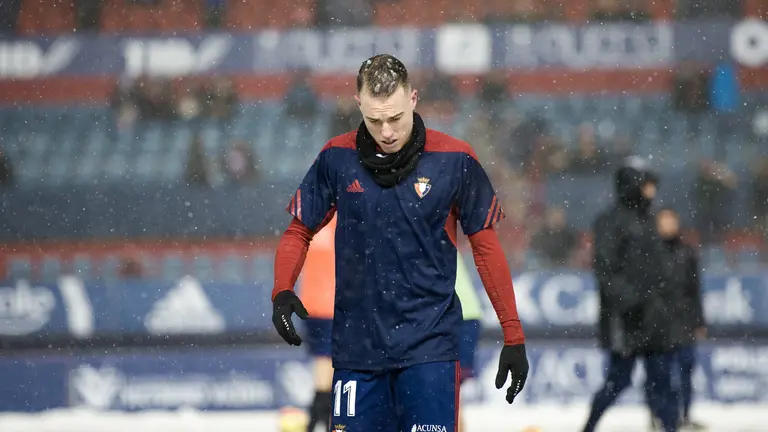 La nevada en El Sadar retrasa el inicio del partido entre Osasuna y Nástic. MIGUEL OSÉS (2)