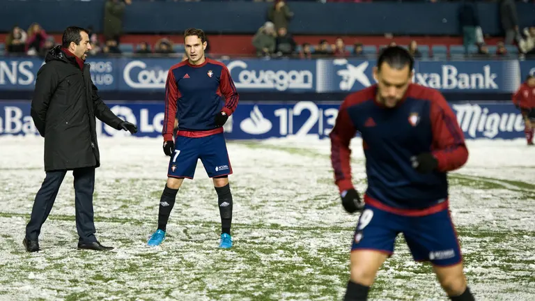 Diego Martínez durante la nevada en El Sadar caída a la hora del partido entre Osasuna y Nástic. MIGUEL OSÉS (3)