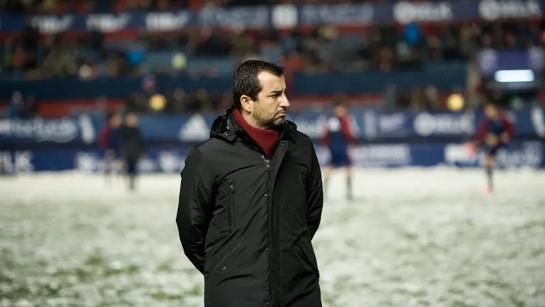 Diego Martínez durante la nevada en El Sadar caída a la hora del partido entre Osasuna y Nástic. MIGUEL OSÉS