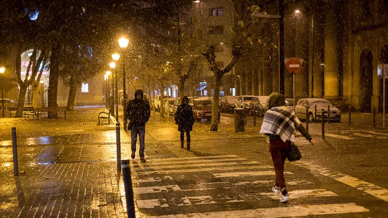 La nieve vuelve a sorprender a los pamploneses por la noche. IÑIGO ALZUGARAY (13)