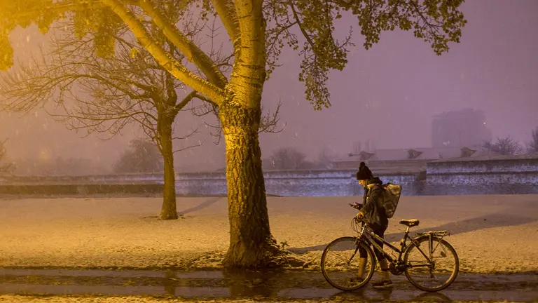 La nieve vuelve a sorprender a los pamploneses por la noche. IÑIGO ALZUGARAY (21)