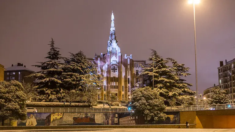 La nieve vuelve a sorprender a los pamploneses por la noche. IÑIGO ALZUGARAY (28)