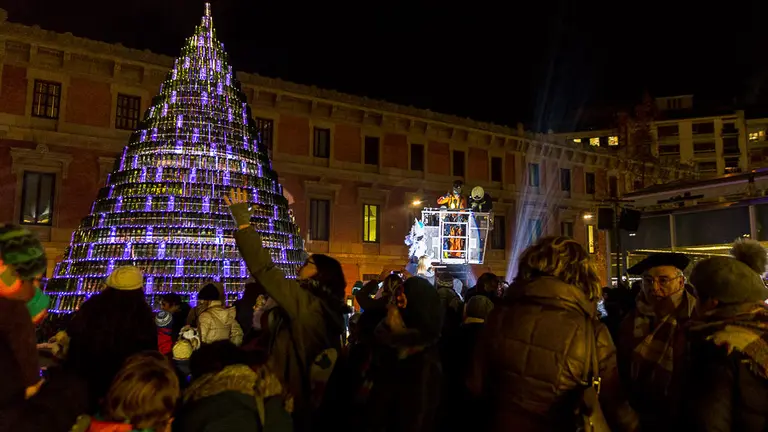 Encendido del árbol de Navidad de la Mancomunidad de la Comarca de Pamplona, que se ha realizado utilizando 2.530 botellas de vidrio (11). IÑIGO ALZUGARAY
