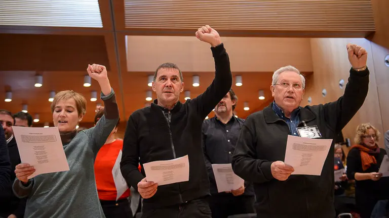 La formación Aralar celebra su VII Congreso, tras el que se votará la disolución del partido, con un último acto público en el que intervienen la secretaria general, Rebeka Ubera, y el presidente del partido, Patxi Zabaleta. En la imagen, junto al coordinador general de EH Bildu, Arnaldo Otegi.