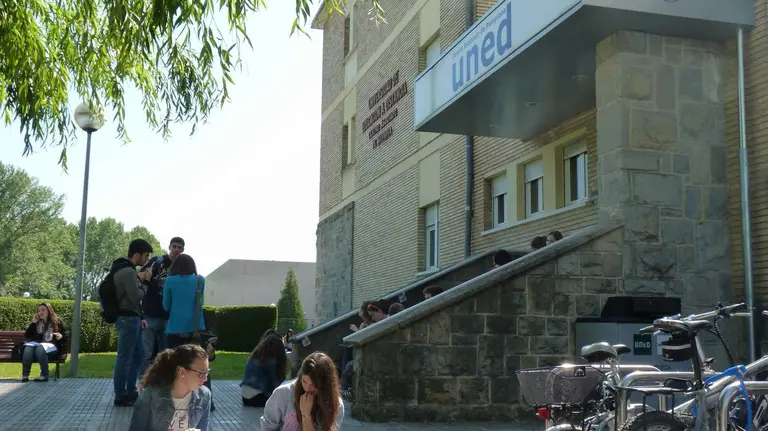 Estudiantes, junto al edificio de la UNED en Pamplona CEDIDA