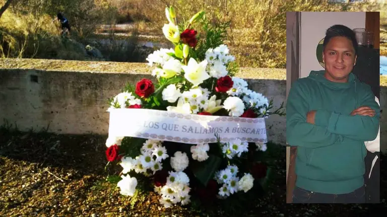 Las flores colocadas este domingo en el río junto a la zona donde apareció el cuerpo de Paúl Cabrera.