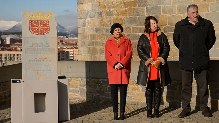 La presidenta de la Comunidad Foral, Uxue Barkos, preside el acto de reconocimiento al Reino de Navarra con una ofrenda floral ante el monolito conmemorativo en el Día de Navarra. PABLO LASAOSA