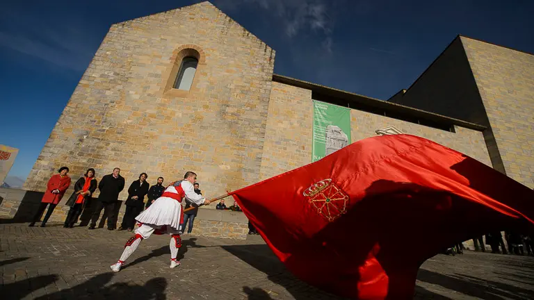 La presidenta de la Comunidad Foral, Uxue Barkos, preside el acto de reconocimiento al Reino de Navarra con una ofrenda floral ante el monolito conmemorativo en el Día de Navarra. PABLO LASAOSA