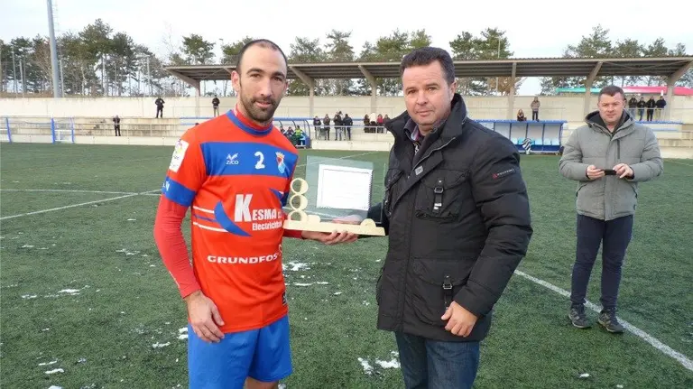 Homenaje del Ardoi a Tito Amezcua cuando visitó el campo de El Pinar con la camiseta del Idoya en diciembre de 2017. Navarra.com