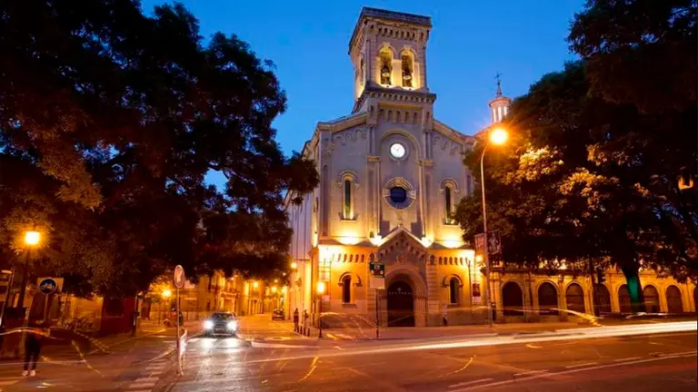 El exterior de la iglesia de San Lorenzo, que alberga la Capilla de San Fermín, durante un atardecer TOURISM MEDIA 1