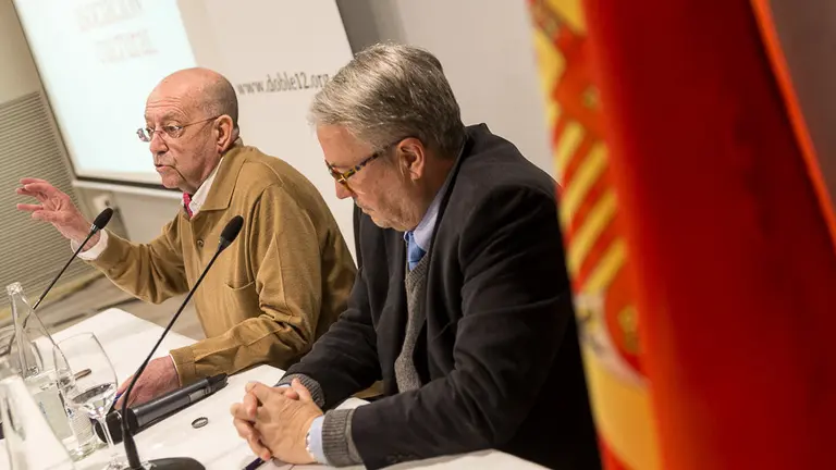 Conferencia 'Charlemos de la Constitución', a cargo del catedrático jubilado de Derecho Constitucional de la UPNA Alberto Pérez Calvo (08). IÑIGO ALZUGARAY