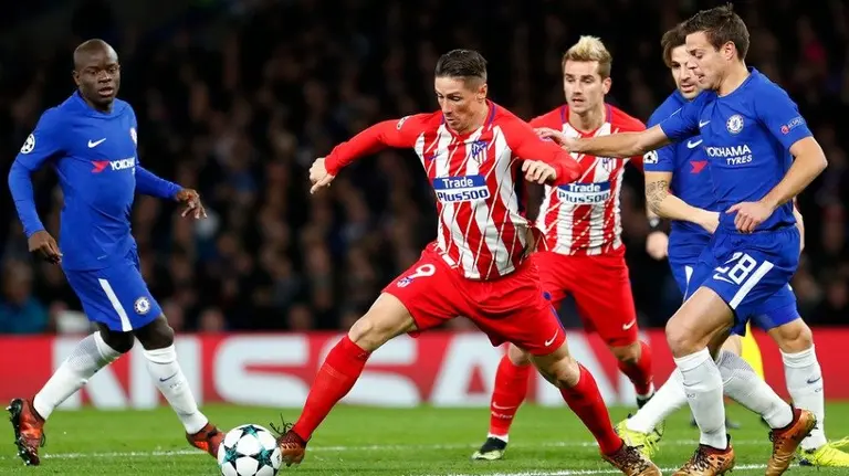 Azpilicueta intenta frenar a Fernando Torres. At. Madrid.