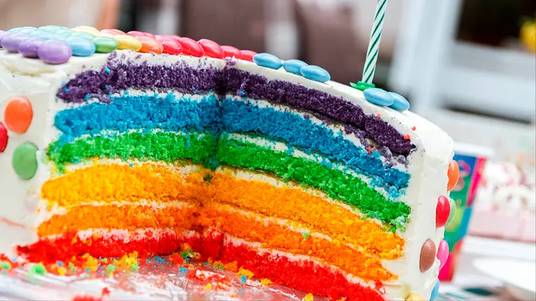 Una tarta con los colores del arco&iacute;ris