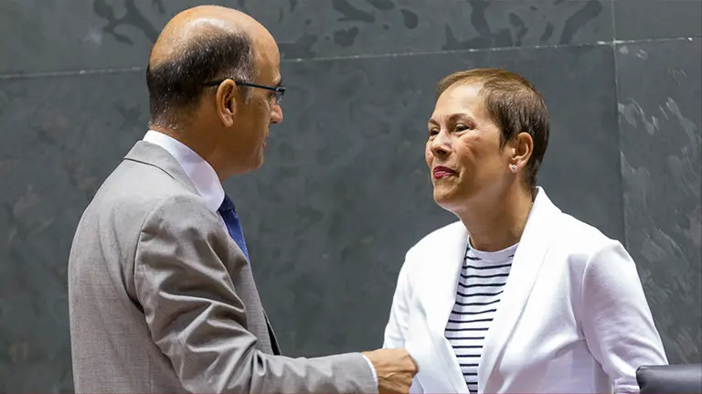 Alberto Catalán y Uxue Barkos en el Parlamento de Navarra