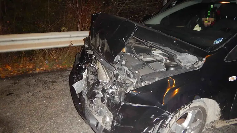 Estado de uno de los vehículos implicados en el choque producido en la Avenida de Navarra de Pamplona en el que resultaron heridas tres personas.