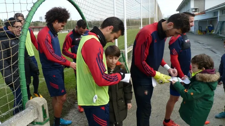 Los jugadores de Osasuna firman autógrafos en Tajonar.