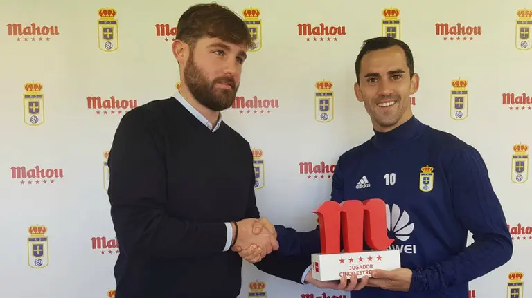 Miguel Linares recibe un trofeo. Twitter R. Oviedo.