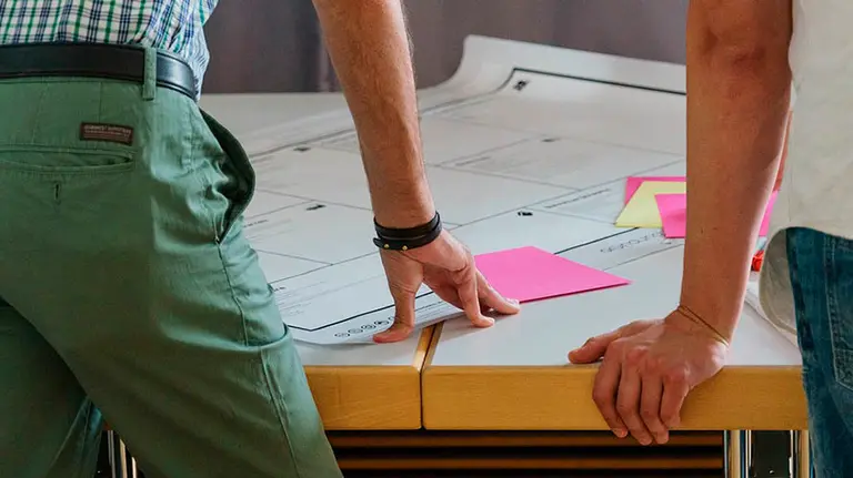 Dos personas trabajan conjuntamente en una imagen de Archivo