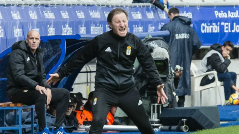 Anquela en el banquillo del Real Oviedo. La Liga.