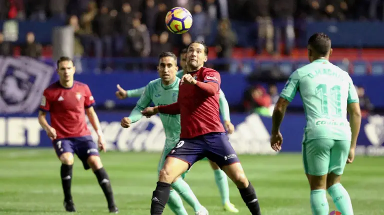 Quique González en acción ante el Barcelona B. La Liga.