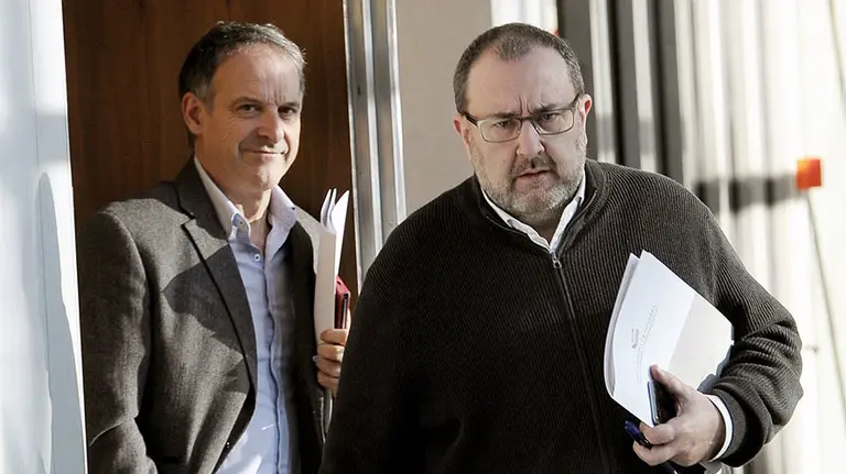 GRA089. PAMPLONA (NAVARRA) 28/12/2015.- El coordinador de Izquierda-Ezkerra en Navarra, José Miguel Nuin (d), y el portavoz parlamentario de EH Bildu, Adolfo Araiz, tras la reunión que la Mesa y la Junta de Portavoces del Parlamento de Navarra ha celebrado hoy en Pamplona para tratar, entre otros asuntos, la moratoria en la extensión del Programa de Aprendizaje en Inglés. EFE/Villar López