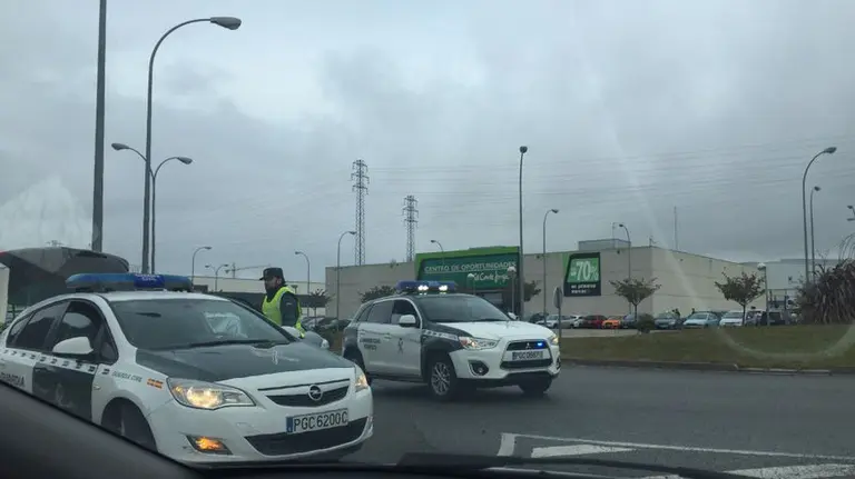 Agentes de la Guardia Civil desplazados a La Morea por el hallazgo de una bolsa sospechosa.
